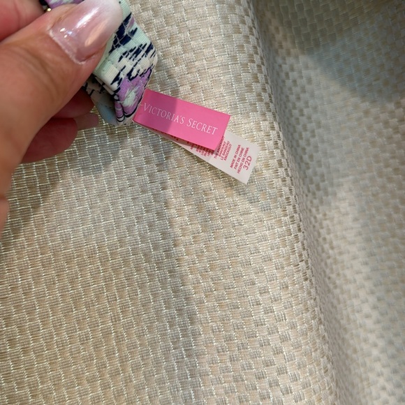 Size 32 D top with smallbottoms. Victoria’s Secret swimsuit, aqua, blue, navy, - Picture 8 of 17